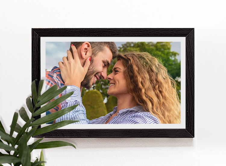 foto-quadro com foto de casal pendurado na parede para decoração.