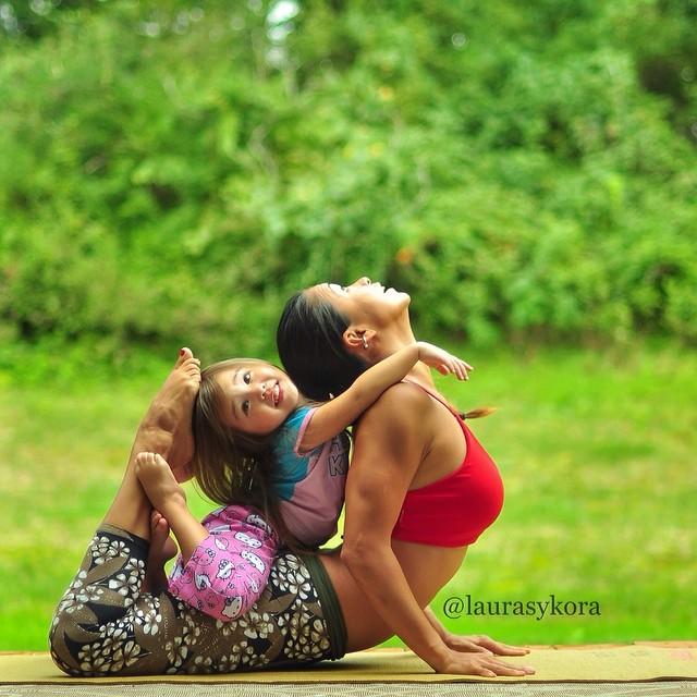 mom-and-daughter-yoga-laura-kasperzak-3