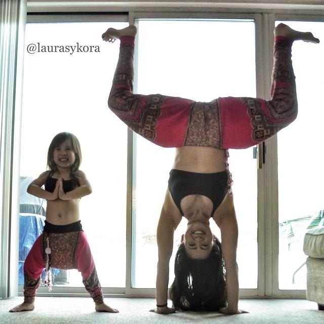 mom-and-daughter-yoga-laura-kasperzak-5