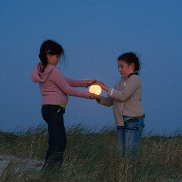 Deux enfants attrapent la Lune