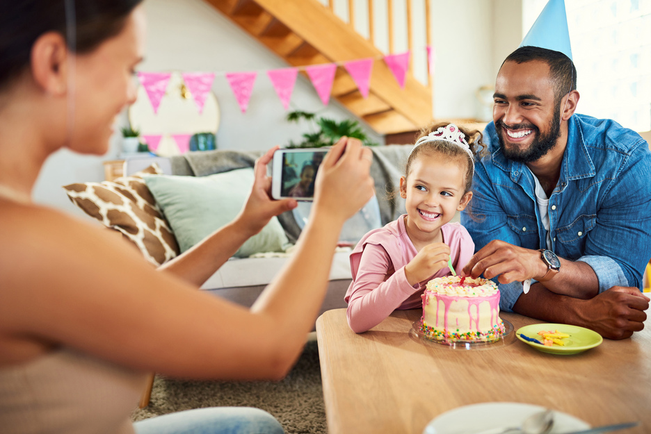 Mãe fotografando no aniversário da filha