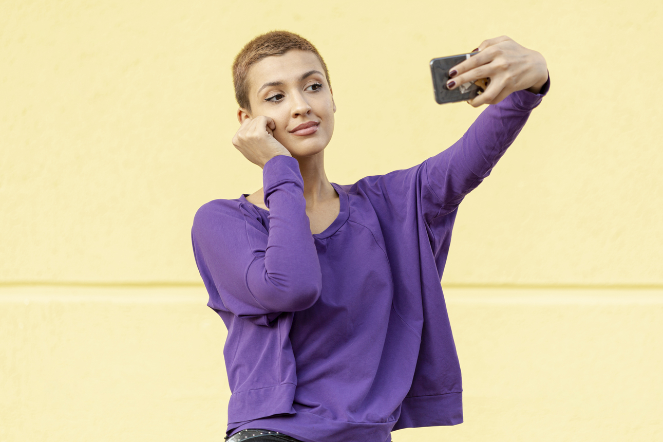 Maquiagem para selfie: o que é preciso para ficar incrível na foto?